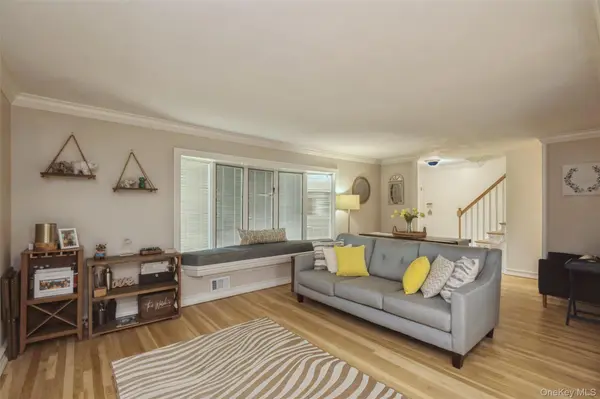 16 Wren DR, Hauppauge, NY 11788