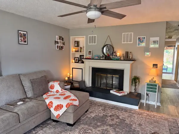 826 Old Main St, Newton, KS 67114-4328