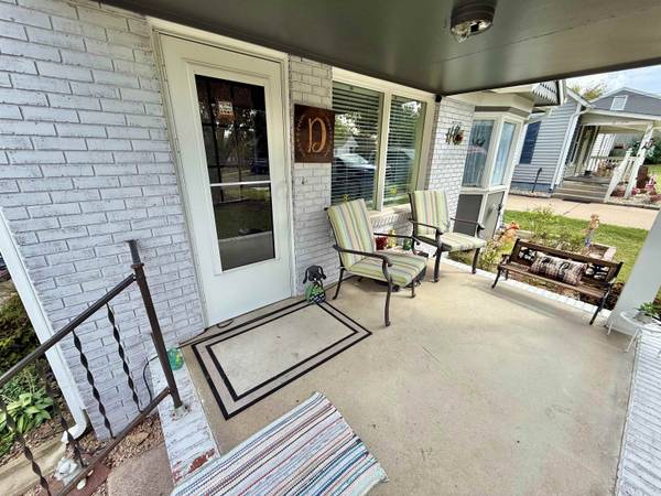 826 Old Main St, Newton, KS 67114-4328