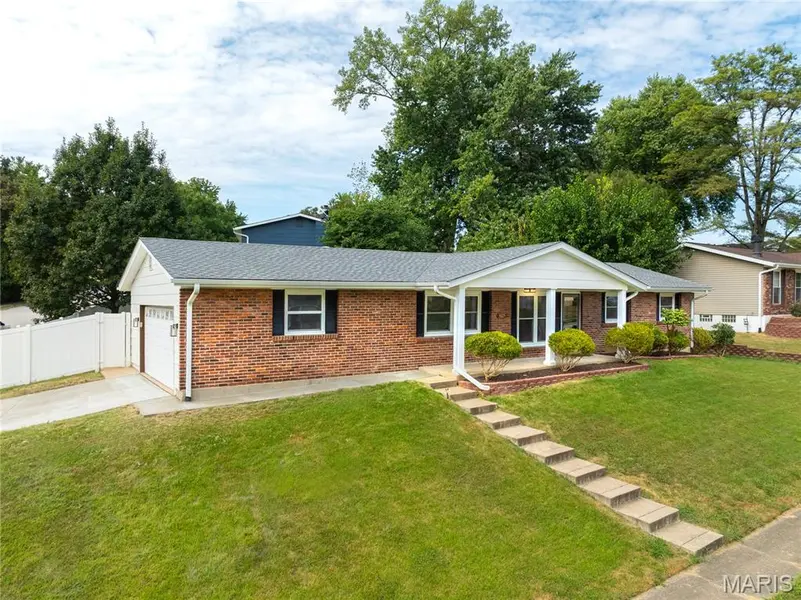 3025 Sherwood LN, St Charles, MO 63301
