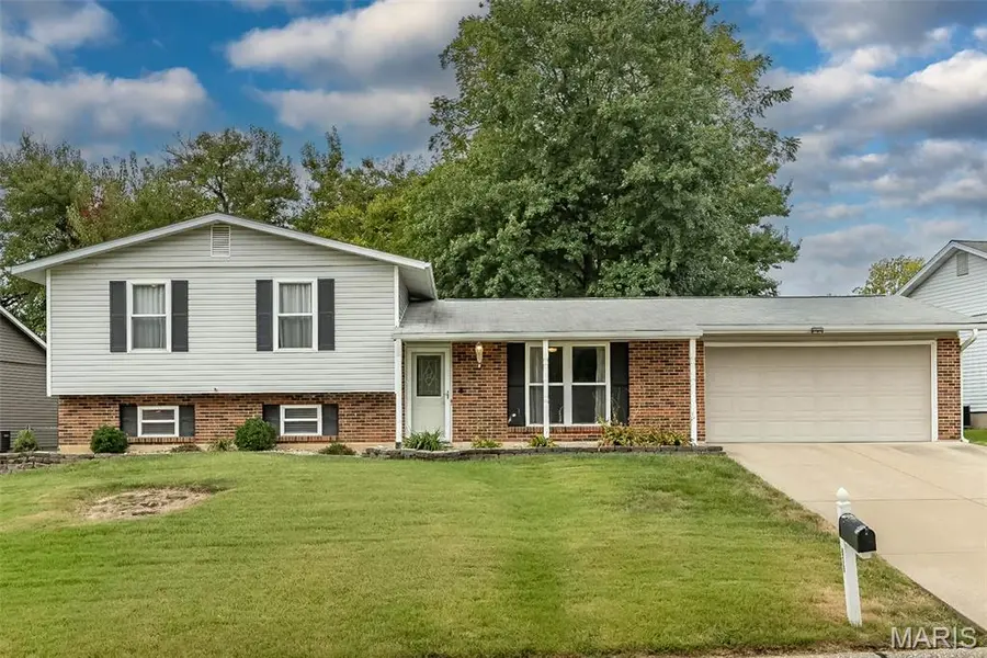 615 Country Lake DR, St Peters, MO 63376