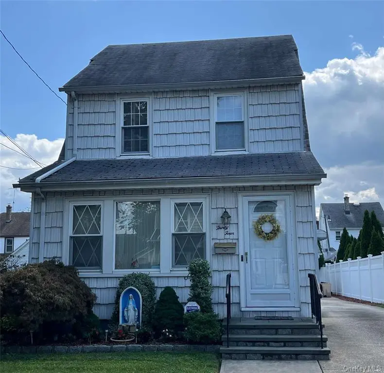 34 Harvard ST, Williston Park, NY 11596