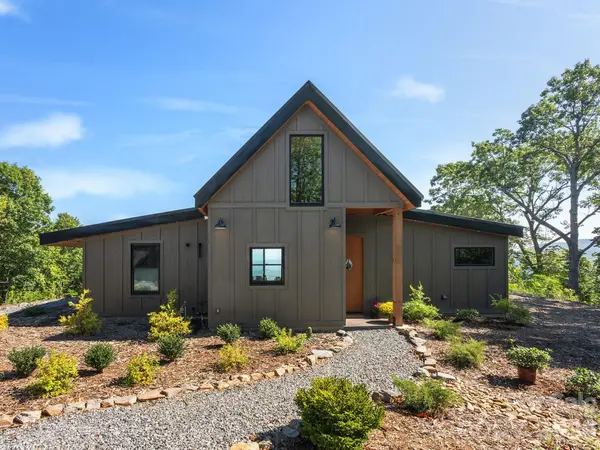 536 Faircrest LN, Hendersonville, NC 28739
