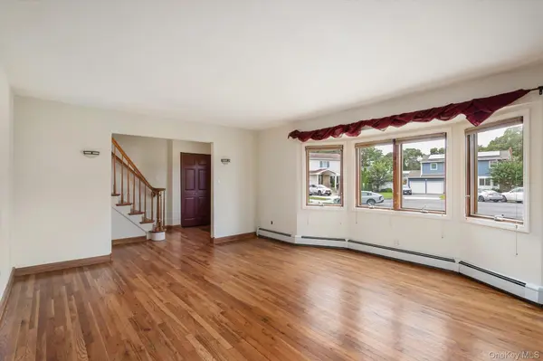 73 Anndom CT, North Babylon, NY 11703