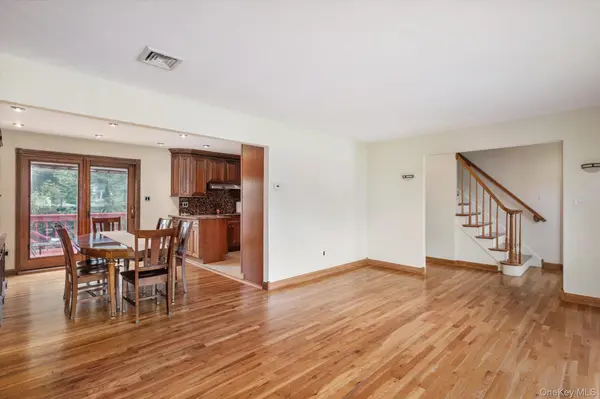 73 Anndom CT, North Babylon, NY 11703