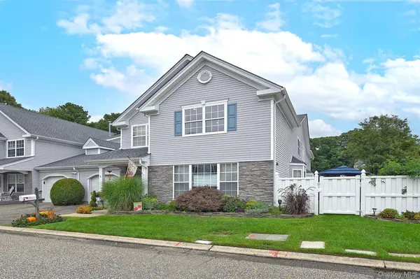 8 Lavern DR, Middle Island, NY 11953