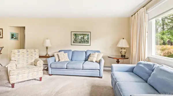80 Evergreen LN, East Patchogue, NY 11772