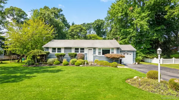 80 Evergreen LN, East Patchogue, NY 11772
