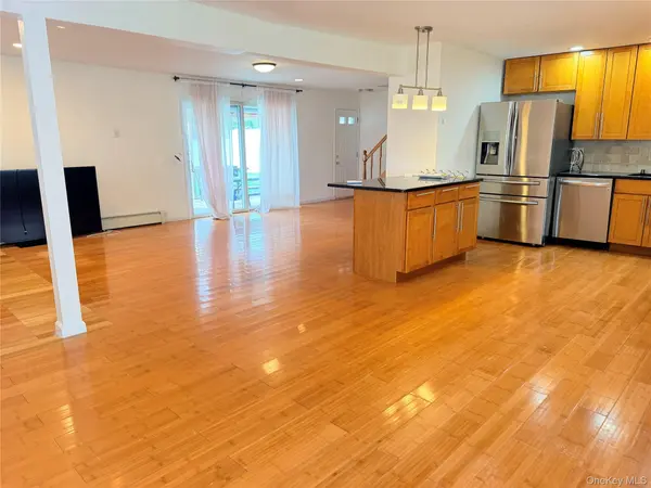 4 Carriage Ln, Baldwin Harbor, NY 11756