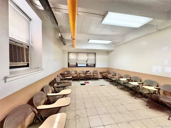 31-70 138 ST, Flushing, NY 11354