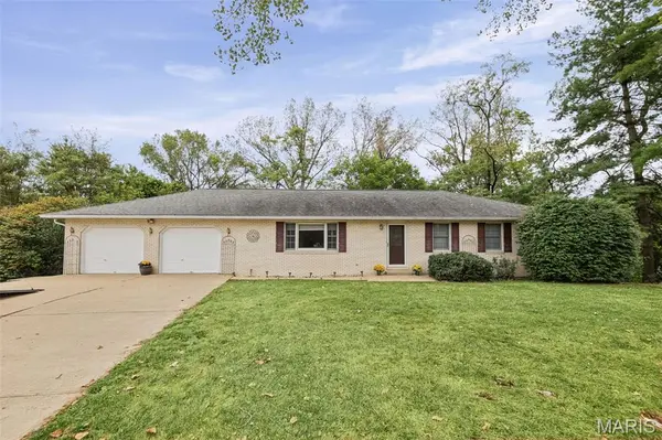 12 Blossom Lake LN, Maryville, IL 62062