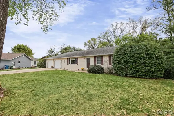 12 Blossom Lake LN, Maryville, IL 62062