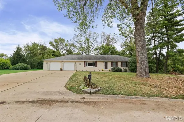 12 Blossom Lake LN, Maryville, IL 62062