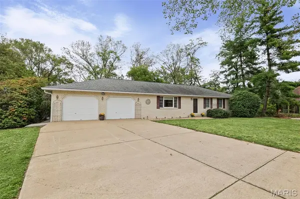 12 Blossom Lake LN, Maryville, IL 62062