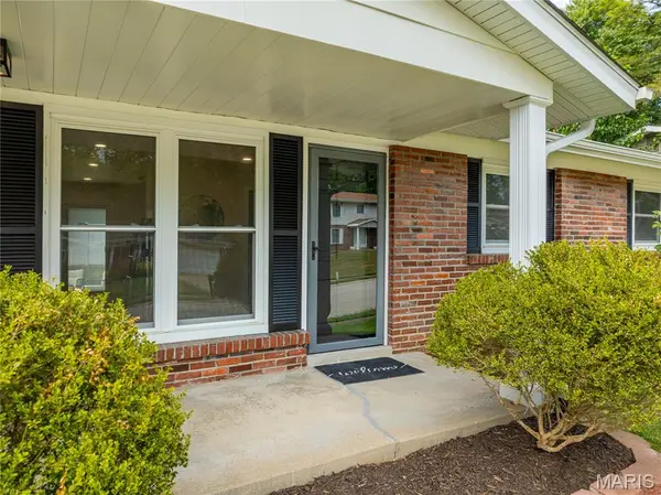 3025 Sherwood LN, St Charles, MO 63301