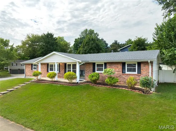 3025 Sherwood LN, St Charles, MO 63301