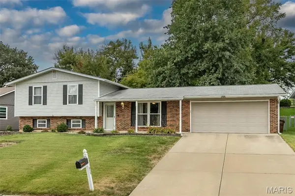 615 Country Lake DR, St Peters, MO 63376