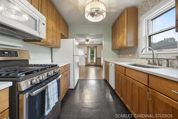 28W634 Malvin Albright ST, Warrenville, IL 60555