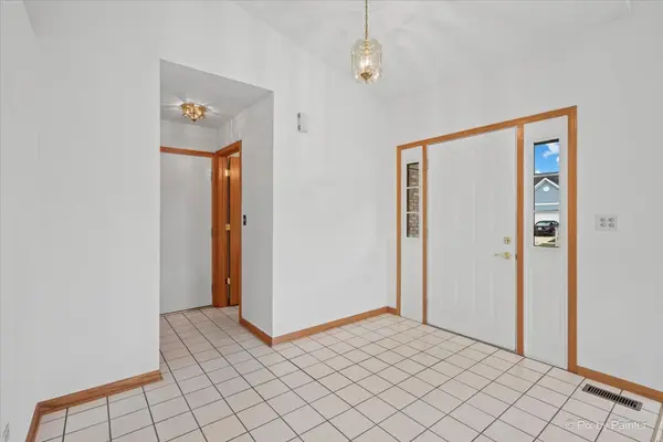 664 Mayfair DR, Carol Stream, IL 60188