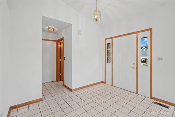 664 Mayfair DR, Carol Stream, IL 60188