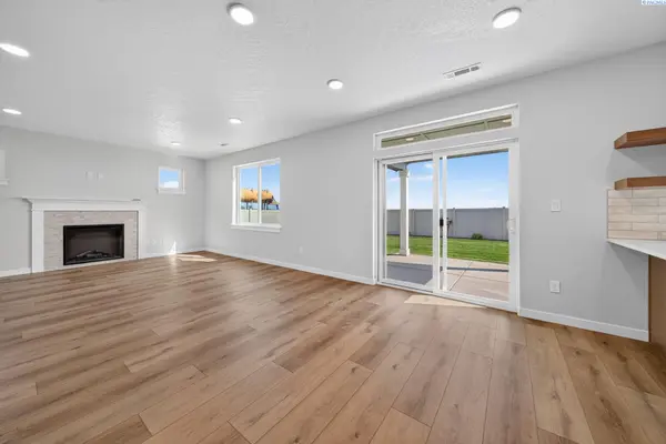 6615 Desert Ridge Ln, Pasco, WA 99301