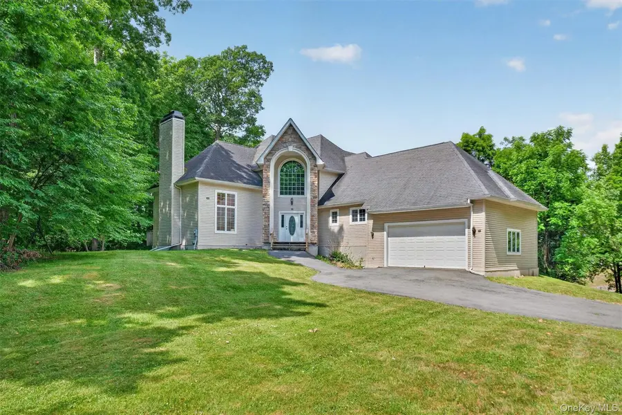 21 Huyler DR, Hyde Park, NY 12538