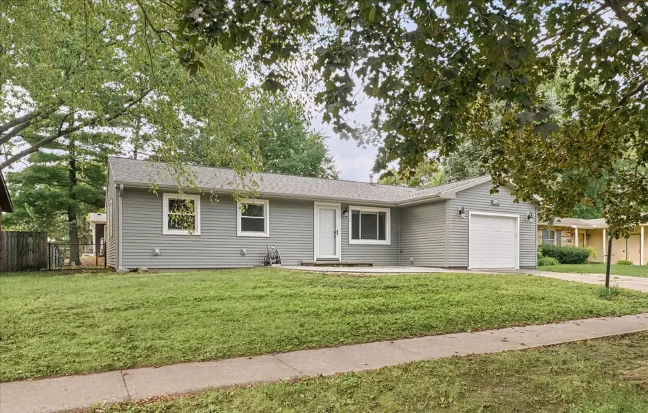 2105 Blackthorn DR, Champaign, IL 61821