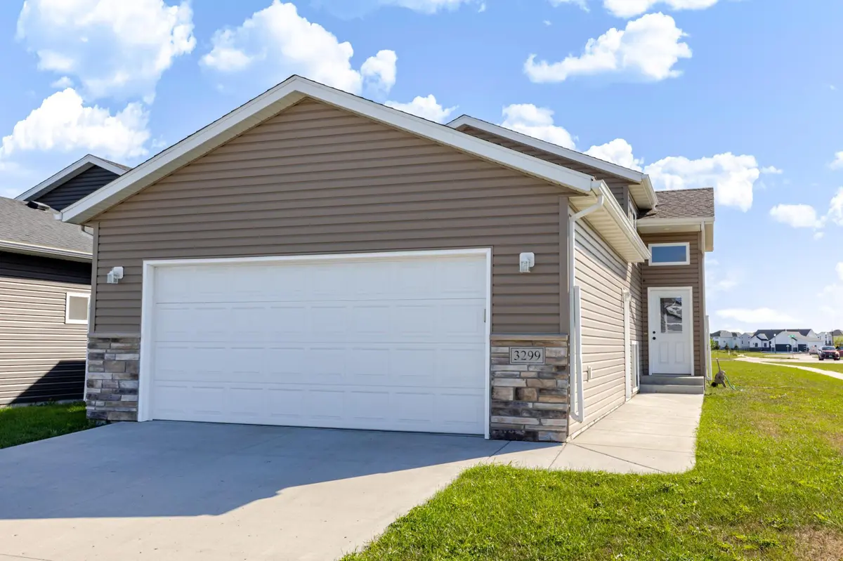 3299 Maple Leaf LOOP S, Fargo, ND 58104