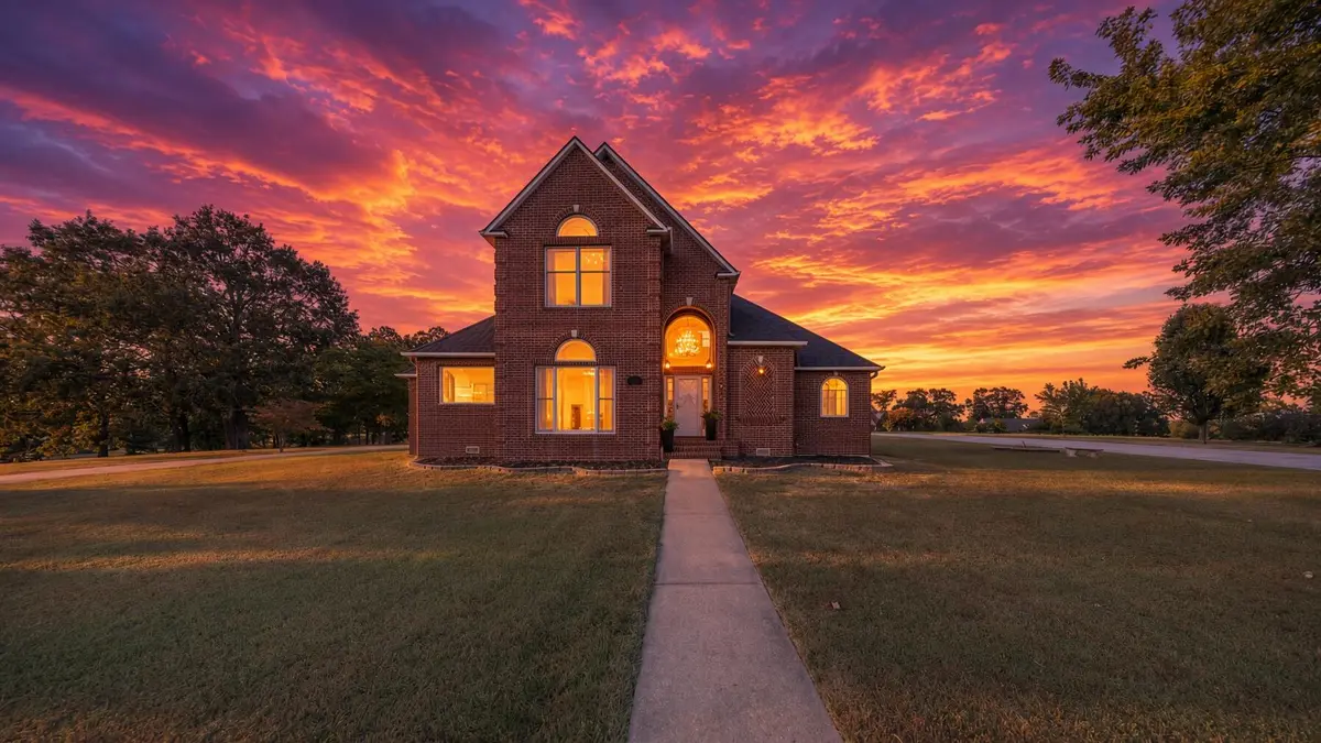 513 Stonehaven DR, West Plains, MO 65775