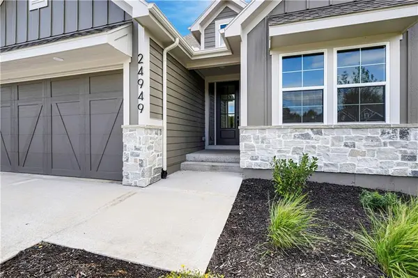 24949 W 98th PL, Lenexa, KS 66227