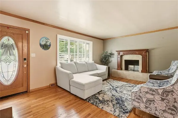 303 SW Marion LN, Lee's Summit, MO 64081