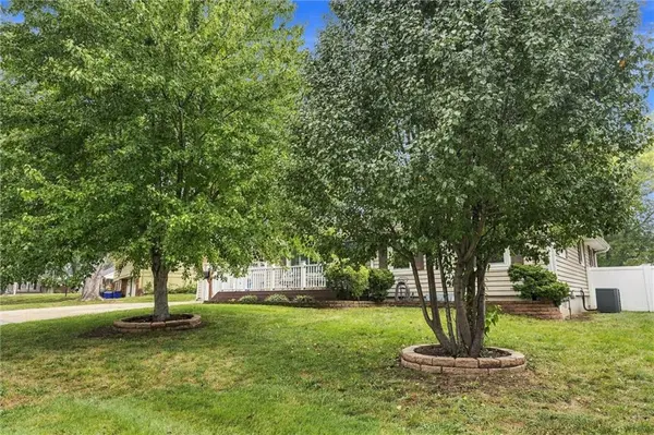 303 SW Marion LN, Lee's Summit, MO 64081