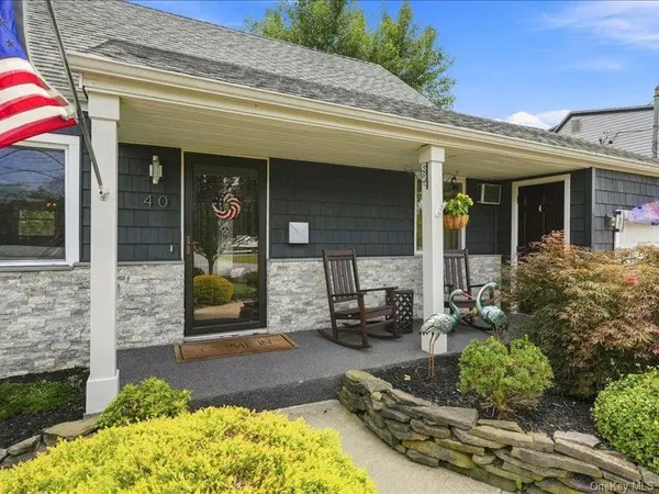 40 Greenwood DR, North Babylon, NY 11703