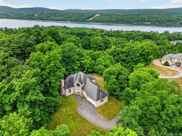 21 Huyler DR, Hyde Park, NY 12538