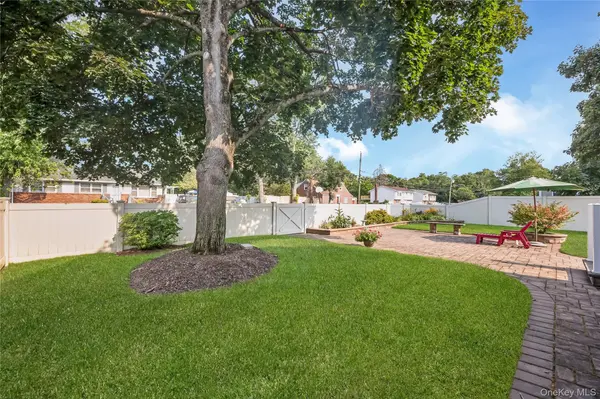 8 N 5th ST, Holbrook, NY 11741