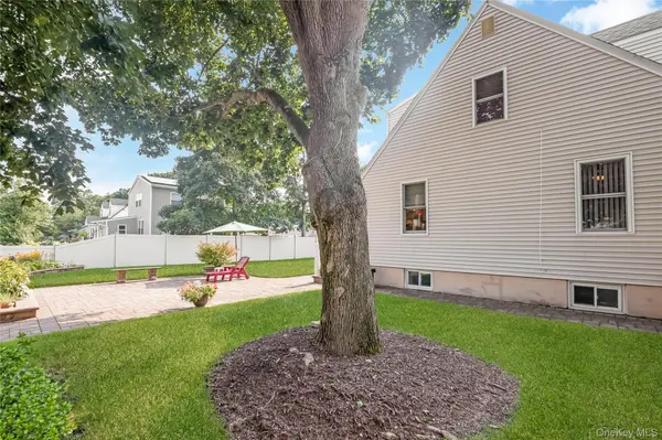 8 N 5th ST, Holbrook, NY 11741