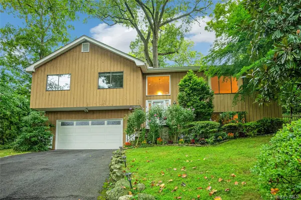 44 Hillside LN, New Rochelle, NY 10804