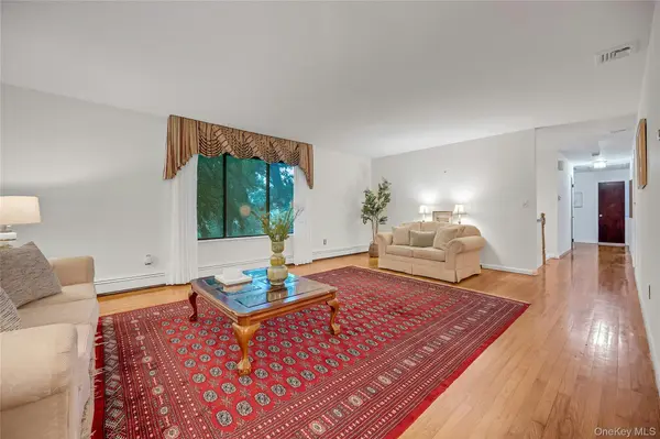 44 Hillside LN, New Rochelle, NY 10804