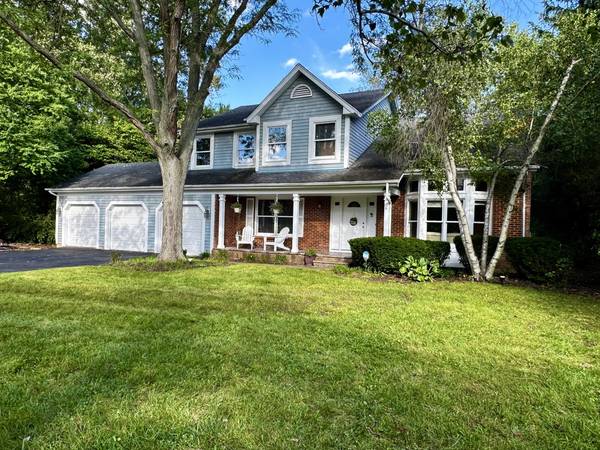 2140 Kenton LN, Green Oaks, IL 60048