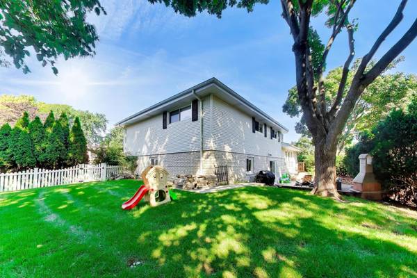 1939 Clover RD, Northbrook, IL 60062