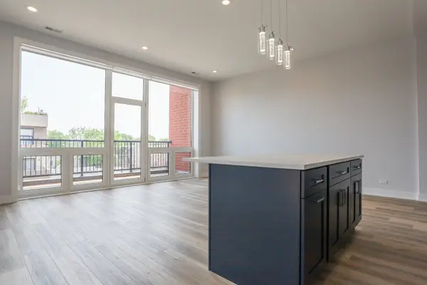 2402 W Carmen AVE #203, Chicago, IL 60625