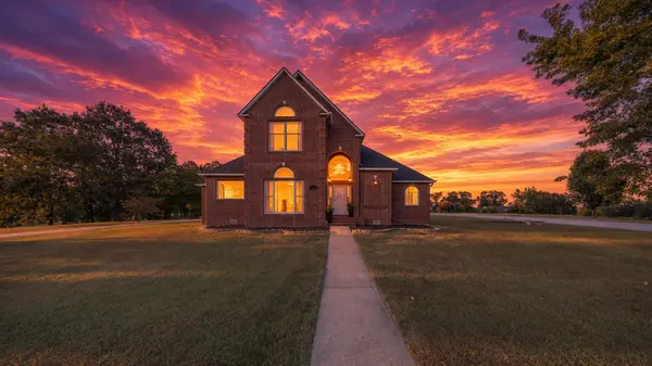 513 Stonehaven DR, West Plains, MO 65775