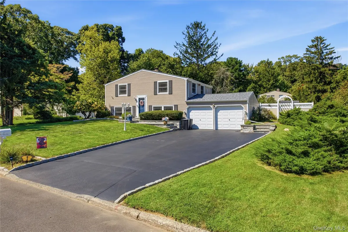 44 Ivy League LN, Stony Brook, NY 11790