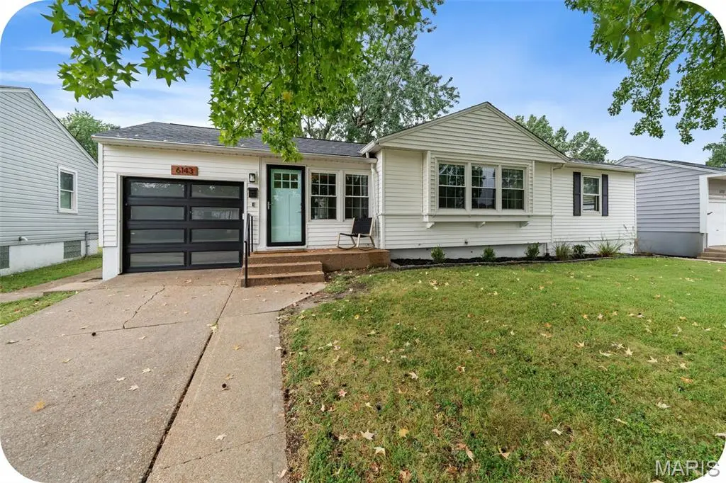 6143 Pointview LN, St Louis, MO 63123