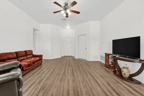 823 Ruby CT, Jarrell, TX 76537
