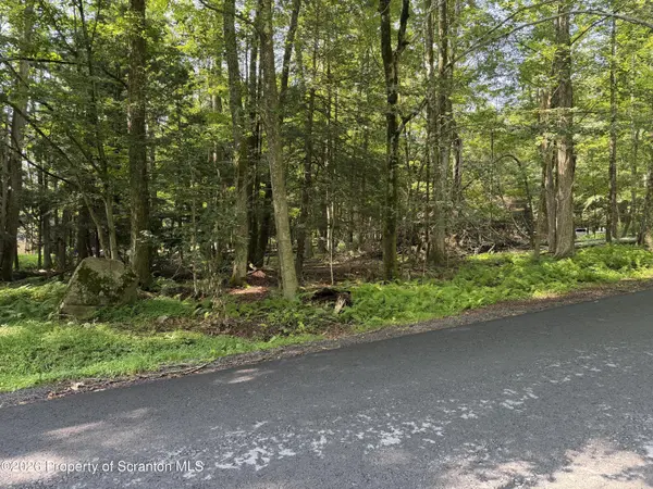 81 Draco DR, Lake Ariel, PA 18436