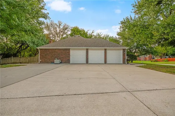 14744 S Village DR, Olathe, KS 66062
