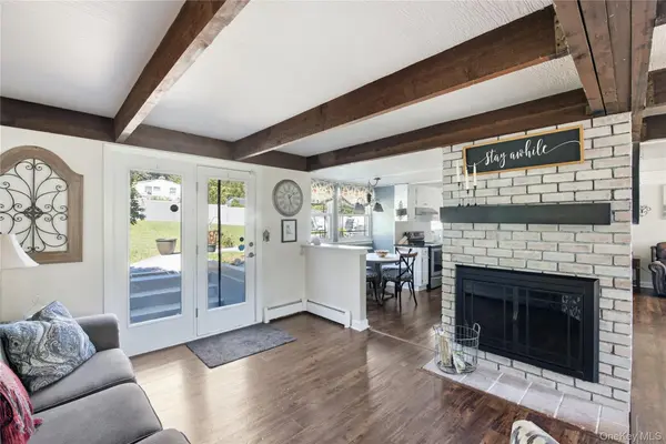 44 Ivy League LN, Stony Brook, NY 11790