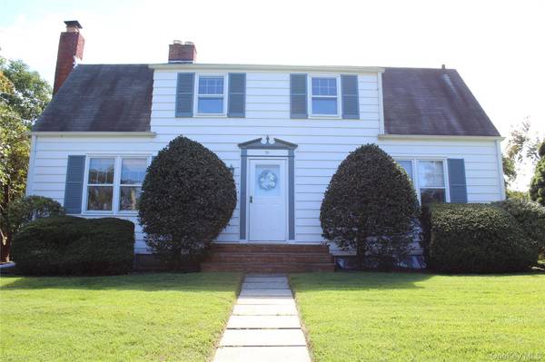 30 Randou DR, Huntington, NY 11743