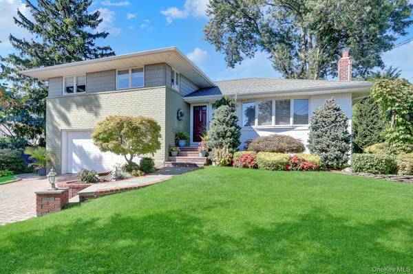 506 Nassau PL, Garden City, NY 11530
